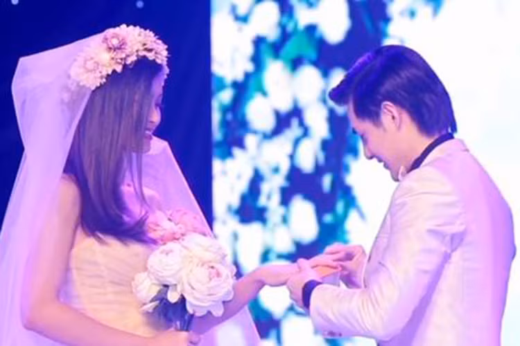 Hẹn hò ngoài đời nên đôi uyên ương diễn như không diễn.