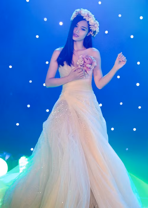 Đông Nhi cùng Ông Cao Thắng đã song ca ca khúc "Mơ một hạnh phúc".