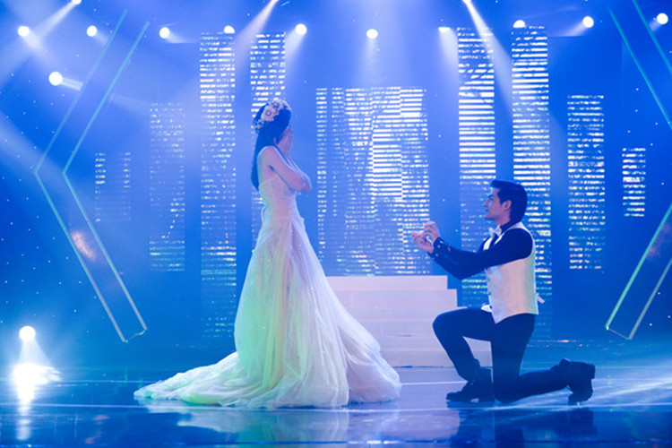 Năm 2014, Ông Cao Thắng từng quỳ gối cầu hôn Đông Nhi. Dù chỉ là một tiết mục trong một chương trình nhưng vẫn khiến fan vô cùng phấn khích.