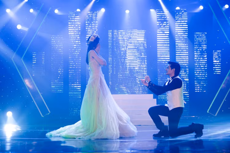 Năm 2014, Ông Cao Thắng từng quỳ gối cầu hôn Đông Nhi. Dù chỉ là một tiết mục trong một chương trình nhưng vẫn khiến fan vô cùng phấn khích.