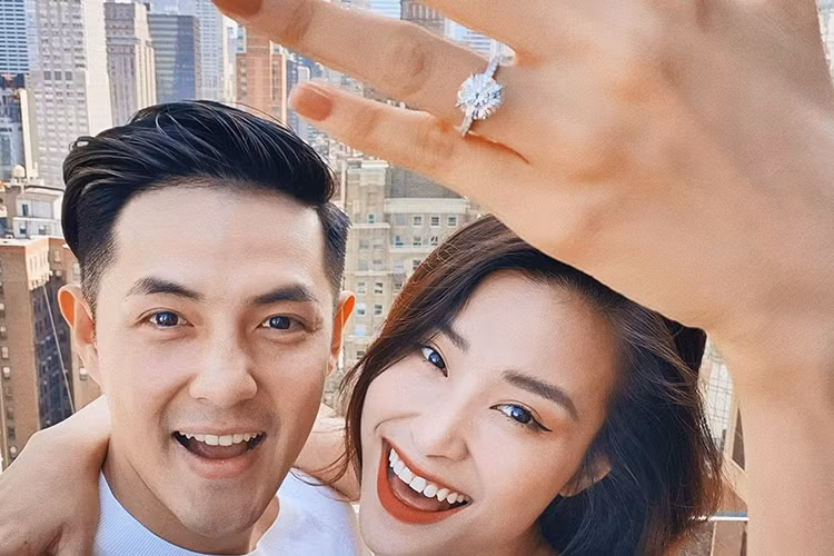 Thông tin Đông Nhi nhận lời cầu hôn của Ông Cao Thắng khiến fan lẫn đồng nghiệp hết sức vui mừng bởi sau 10 năm bên nhau, cặp đôi cuối cùng sắp về chung về một nhà.