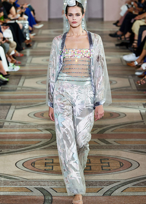 Nhiều người dự đoán các thiết kế của NTK Giorgio Armani sẽ thu hút sự quan tâm của sao nữ Hollywood.