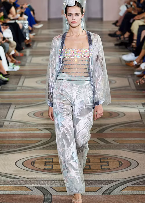 Nhiều người dự đoán các thiết kế của NTK Giorgio Armani sẽ thu hút sự quan tâm của sao nữ Hollywood.