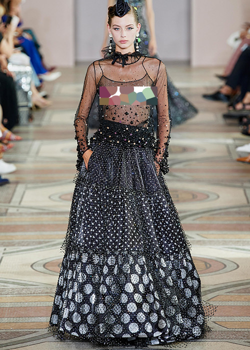 Show diễn của nhà thiết kế người Italy đang nhận được sự chú ý của đông đảo giới mộ điệu.