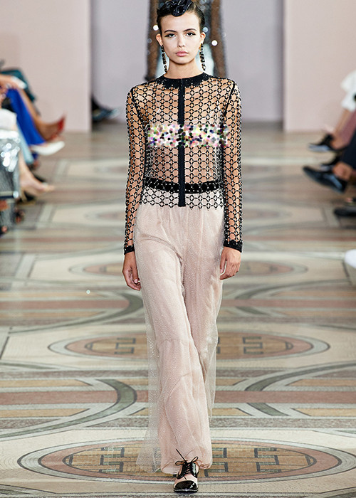 Bộ sưu tập của Giorgio Armani có nhiều thiết kế xuyên thấu táo bạo.