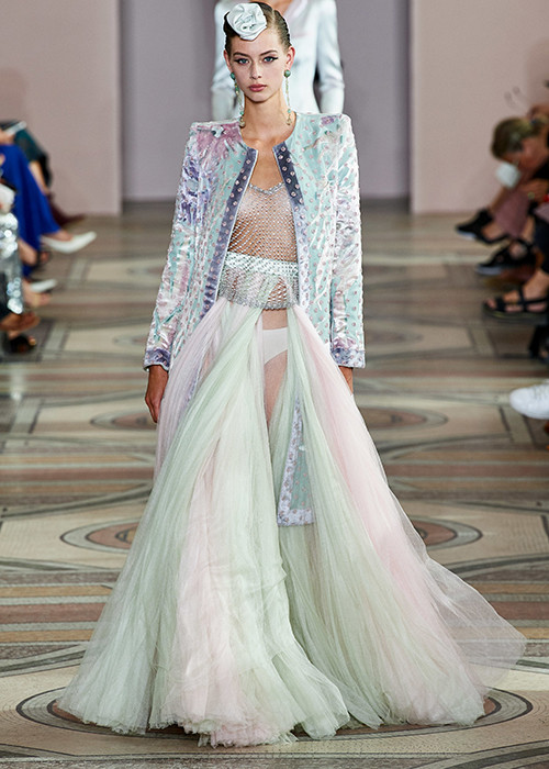 NTK 85 tuổi tôn vinh vẻ gợi cảm của người phụ nữ trong bộ sưu tập mới.