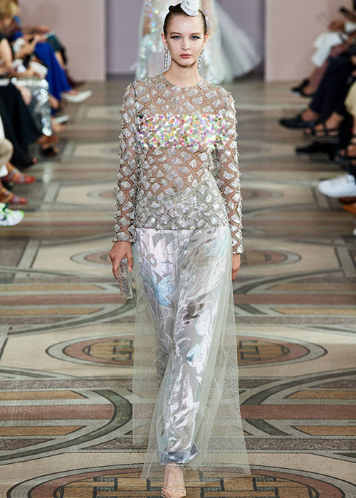 Nhiều người mẫu hững hờ lộ ngực trên sàn diễn khiến nhiều khán giả choáng.