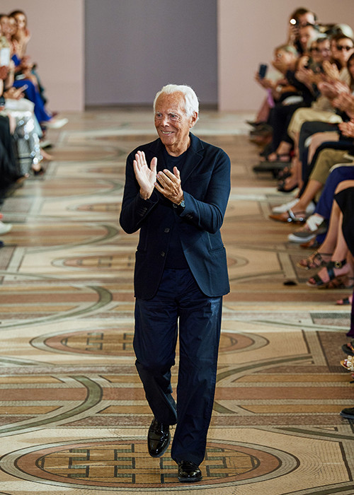 Nhà thiết kế tỷ phú nay đã bước sang tuổi 85 nhưng vẫn chứng tỏ sức mạnh sáng tạo.