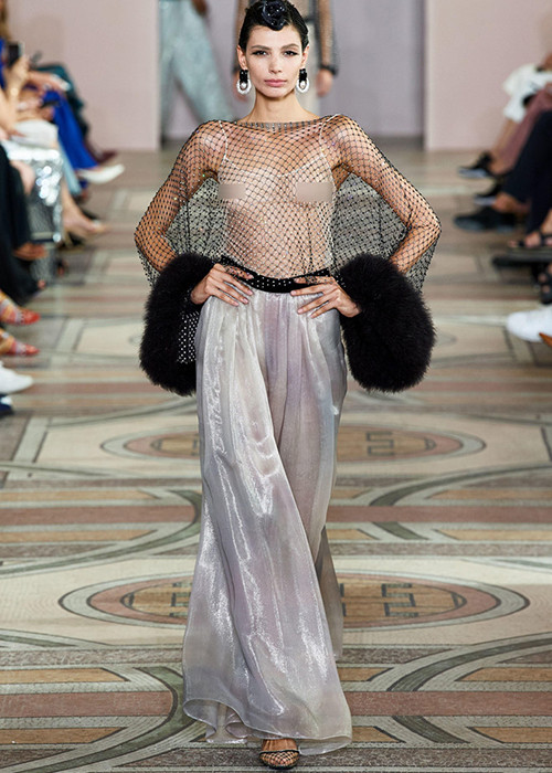 Các chân dài quốc tế tỏ ra chuyên nghiệp khi trình diễn trang phục thiếu nội y.