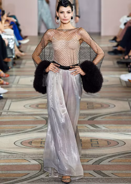 Các chân dài quốc tế tỏ ra chuyên nghiệp khi trình diễn trang phục thiếu nội y.