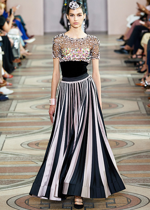 Người xem khá sốc khi nhiều người mẫu thả rông vòng một trên sàn diễn.