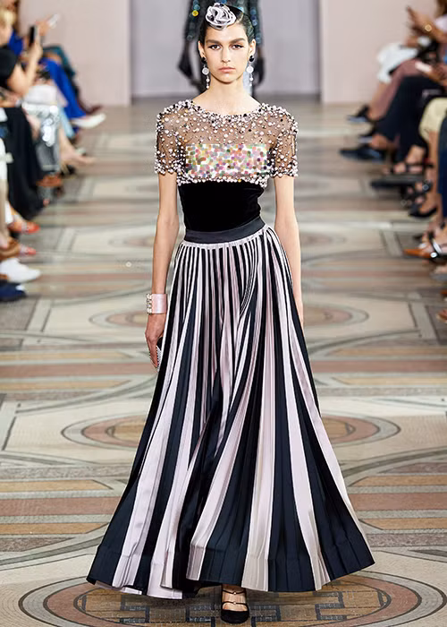 Người xem khá sốc khi nhiều người mẫu thả rông vòng một trên sàn diễn.