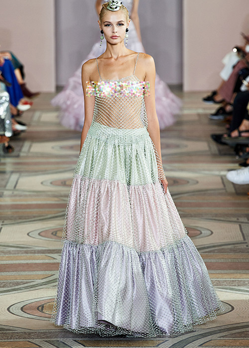 Một số người mẫu sử dụng phụ kiện để che đầu ngực.