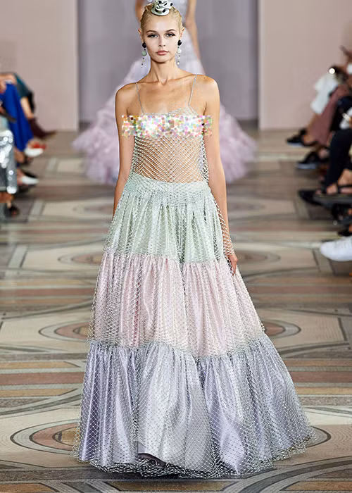 Một số người mẫu sử dụng phụ kiện để che đầu ngực.