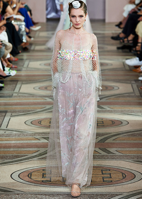 Dàn chân dài để lộ khuôn ngực gợi cảm ẩn hiện sau lớp vải lưới.