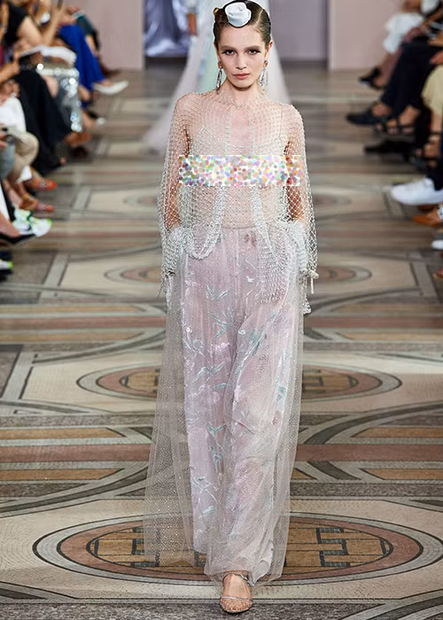 Dàn chân dài để lộ khuôn ngực gợi cảm ẩn hiện sau lớp vải lưới.