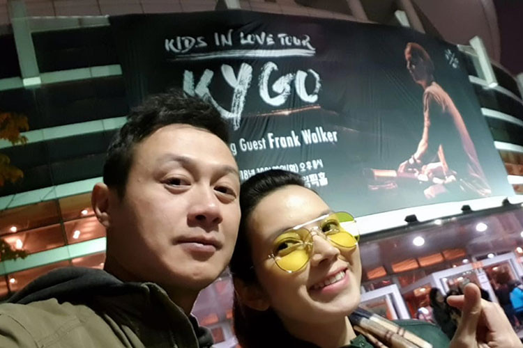 Giống BTV Quốc Khánh, MC Anh Tuấn cũng có bà xã xinh đẹp.