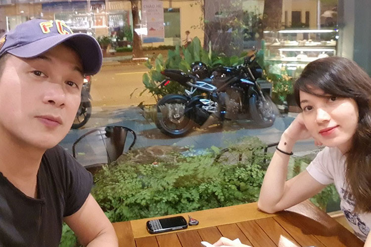 Anh Tuấn từng tâm sự vợ mang đến cho anh một cuộc sống bình yên. Cả hai cùng có sở thích du lịch. Được biết, Hồng Nhung có mối quan hệ tốt đẹp với hai con riêng của Anh Tuấn.