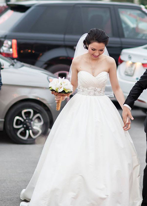 Vợ của Anh Tuấn tên Hồng Nhung, sinh năm 1988, kém chồng đến 14 tuổi.