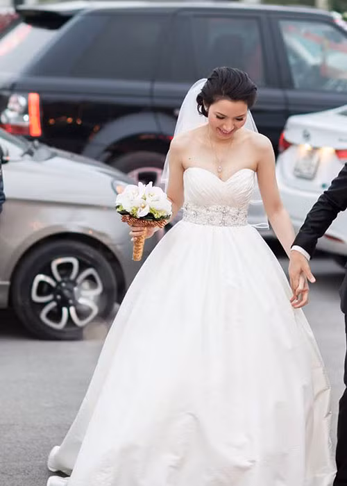 Vợ của Anh Tuấn tên Hồng Nhung, sinh năm 1988, kém chồng đến 14 tuổi.