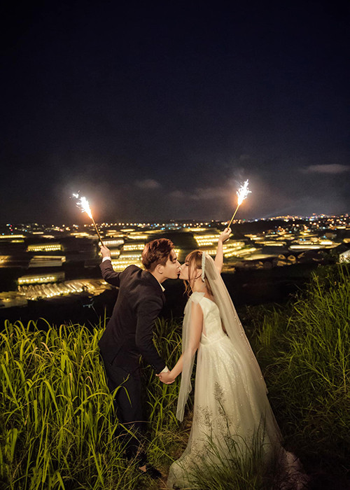 Dù phía quản lý Thu Thủy bác bỏ tin đồn nữ ca sĩ mang thai nhưng cư dân mạng vẫn đổ dồn sự chú ý vào vòng 2 của cô trong bộ ảnh cưới.