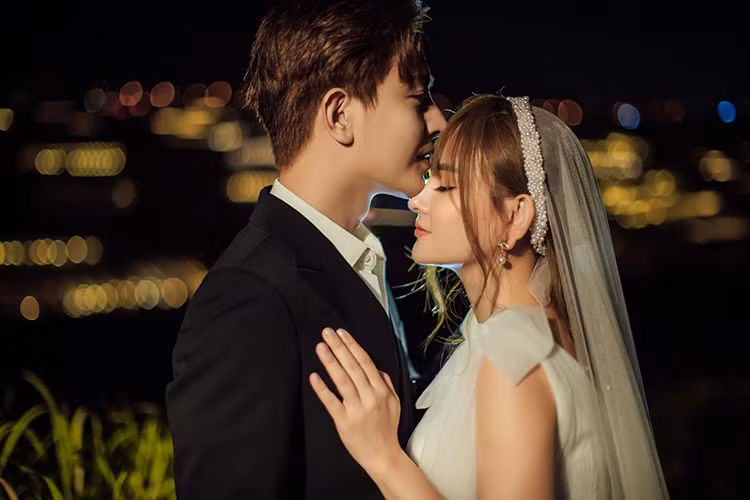 Anh quan tâm, chiều chuộng Thu Thủy và rất quý mến cậu con trai của Thu Thủy.