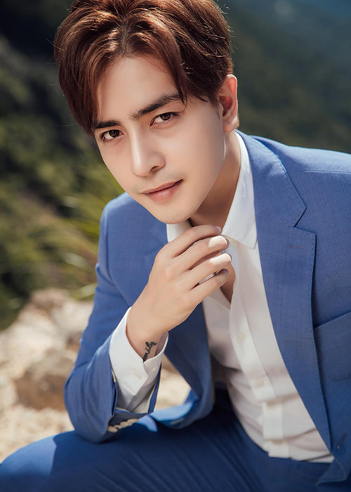 Kin Nguyễn được khen ngợi có ngoại hình như hot boy.