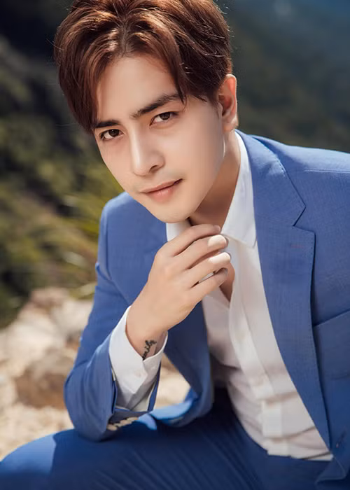 Kin Nguyễn được khen ngợi có ngoại hình như hot boy.