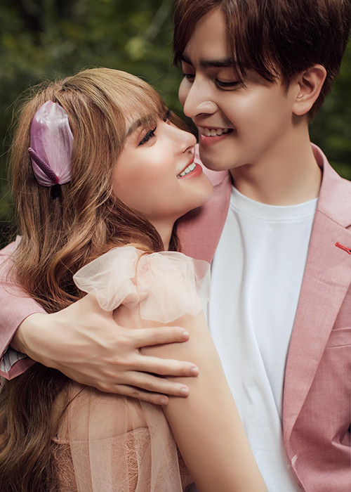 Trong bộ ảnh cưới, Thu Thủy đẹp lộng lẫy như nàng công chúa bên cạnh chồng sắp cưới điển trai như hot boy.