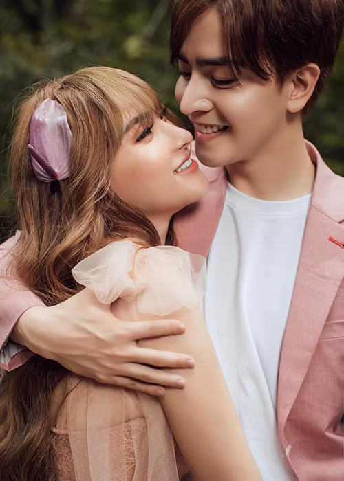 Trong bộ ảnh cưới, Thu Thủy đẹp lộng lẫy như nàng công chúa bên cạnh chồng sắp cưới điển trai như hot boy.