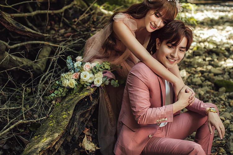 Cặp đôi lệch tuổi đã hẹn hò được một năm nhưng mãi gần đây mới công khai.