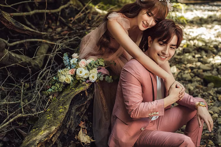 Cặp đôi lệch tuổi đã hẹn hò được một năm nhưng mãi gần đây mới công khai.