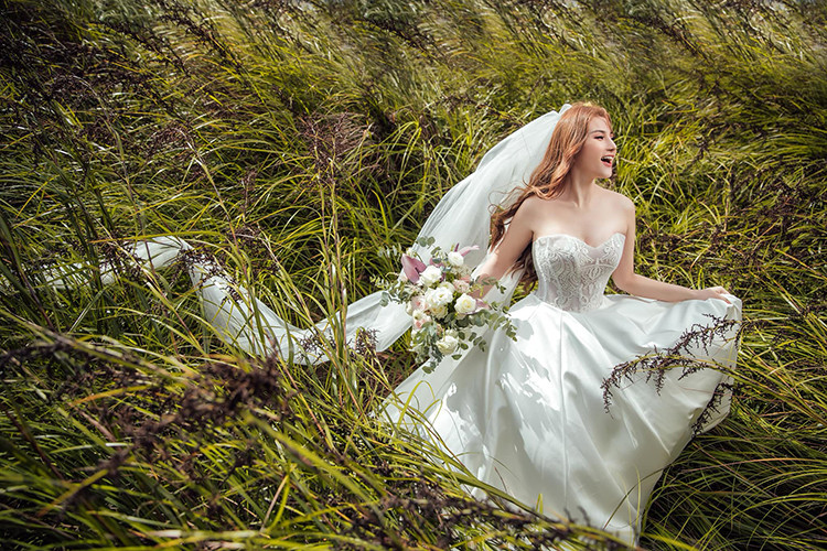 Đông đảo bạn bè, khán giả chúc phúc cho Thu Thủy đã có bến đỗ mới sau những tháng ngày cô rơi nước mắt vì cuộc hôn nhân đầu tiên tan vỡ.