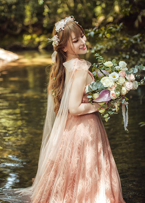 Thu Thủy khiến fan trầm trồ bởi vẻ ngoài trẻ trung, xinh đẹp khi khoác lên mình chiếc váy cô dâu.