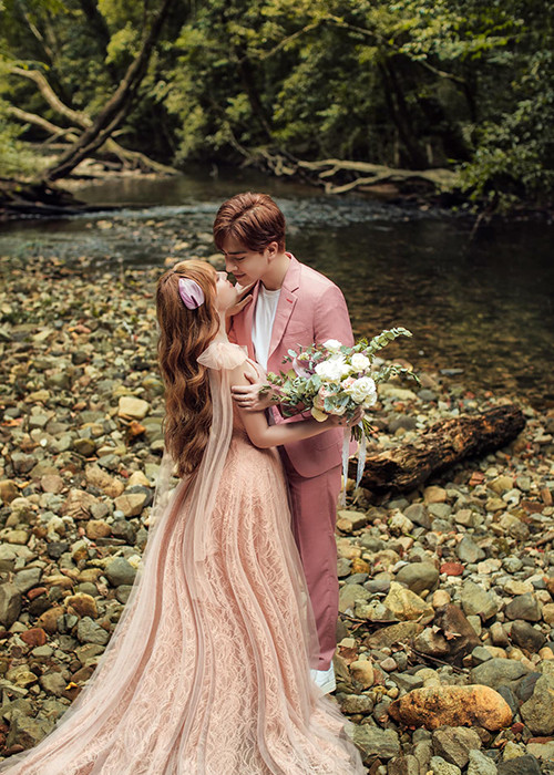 Đám cưới của Thu Thủy diễn ra chỉ sau 2 tuần cô được bạn trai cầu hôn.