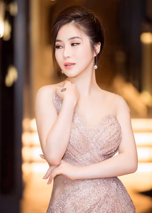 Với Hương Tràm, cô lại bị một fan cuồng hứa rằng nếu cô đồng ý làm bạn thì sẽ tặng 10.000 USD.