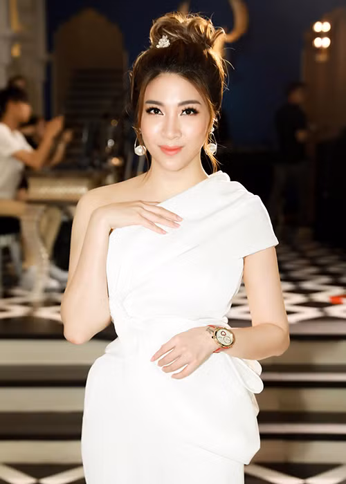 Năm 2016, Pha Lê cũng bức xúc khi một người hâm mộ gạ cô đi khách sạn với giá 4.000 USD.