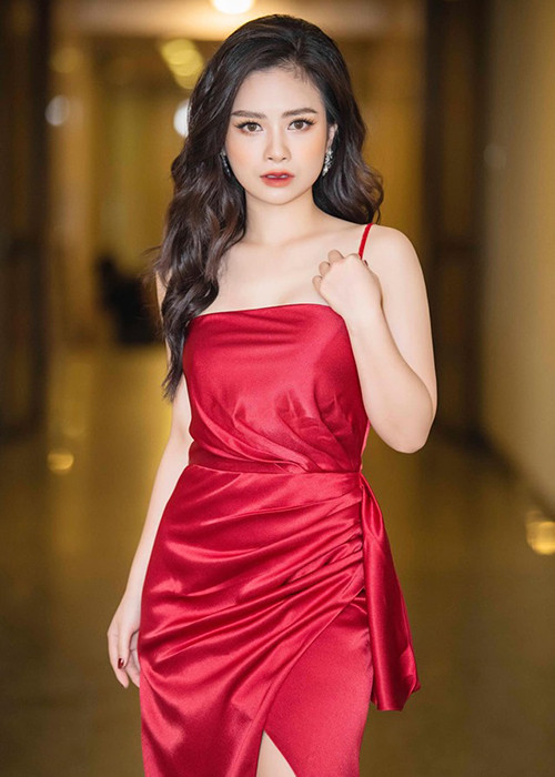 Bị một đại gia gạ gẫm đi du lịch cùng với giá 8.000 USD kèm loạt quà tặng, Dương Hoàng Yến cũng thẳng thừng từ chối.