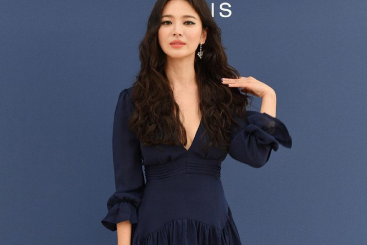 Nhiều khán giả cho rằng chia sẻ của Song Hye Kyo không dừng lại ở ý nghĩa công việc mà còn ám chỉ về cuộc hôn nhân của cô.