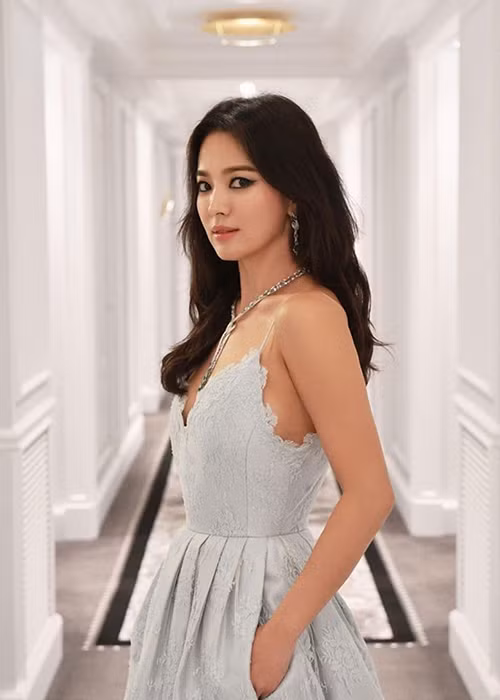 Tờ Hong Kong Tatler vừa công bố bài phỏng vấn của Song Hye Kyo. Đây là lần đầu tiên nàng ngọc nữ màn ảnh Hàn chia sẻ về cuộc sống của mình sau ồn ào bị Song Joong Ki đệ đơn ly hôn. Cụ thể, Song Hye Kyo không nói về chuyện tình cảm mà chỉ trả lời về công việc.