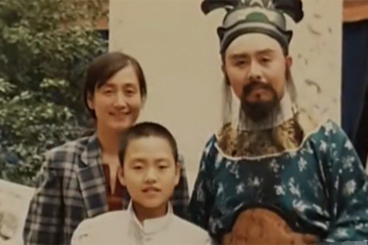 Mã Đức Hoa kết hôn với Hầu Ngọc Mẫn vào năm 1972. Một năm sau đó, Hầu Ngọc Mẫn hạ sinh con trai, đặt tên là Mã Dương. Khi trưởng thành, Mã Dương trở thành ông chủ. Nhờ con trai kinh doanh phát đạt, ông có cuộc sống dư dả. Ảnh: Zing