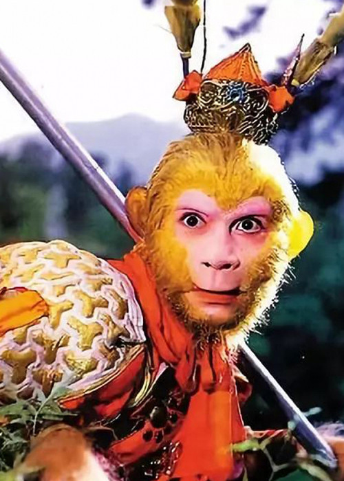 Trong “Tây du ký”, Lục Tiểu Linh Đồng đóng vai Tôn Ngộ Không. Nhờ khai thác hình ảnh nhân vật này, ông kiếm bộn tiền trong suốt 3 thập kỷ qua. Tuy nhiên, Lục Tiểu Linh Đồng ngày càng bị chỉ trích vì quá dựa dẫm vào vai diễn Tôn Ngộ Không. Ảnh: Thế giới điện ảnh