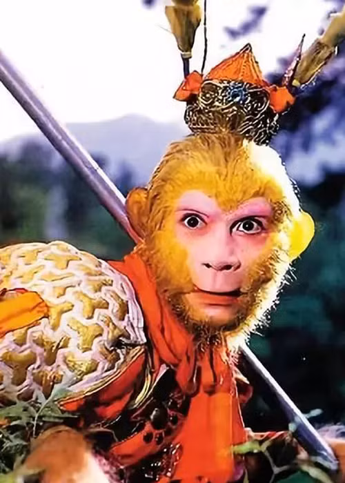 Trong “Tây du ký”, Lục Tiểu Linh Đồng đóng vai Tôn Ngộ Không. Nhờ khai thác hình ảnh nhân vật này, ông kiếm bộn tiền trong suốt 3 thập kỷ qua. Tuy nhiên, Lục Tiểu Linh Đồng ngày càng bị chỉ trích vì quá dựa dẫm vào vai diễn Tôn Ngộ Không. Ảnh: Thế giới điện ảnh