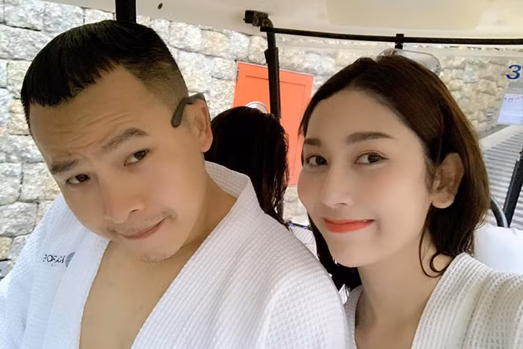 Hot girl mang 4 dòng máu nhận được khá nhiều sự chú ý khi vướng tin đồn là bạn gái bí mật của Khắc Tiệp. Xem video "Vì sao đàn ông đều mê Ngọc Trinh". Nguồn Youtube/vtc