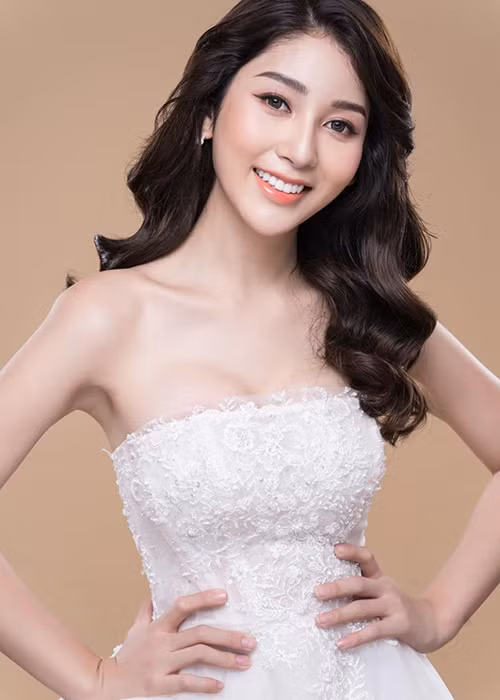 Người tình tin đồn của Khắc Tiệp sử dụng thành thạo 4 thứ tiếng: Anh, Thái, Lào và Việt Nam.