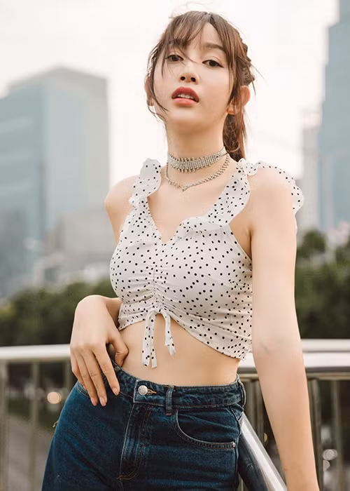 Cô từng đoạt ngôi vị Á hậu cuộc thi Hoa hậu doanh nhân Việt Nam toàn cầu 2018 tổ chức tại Đài Loan.