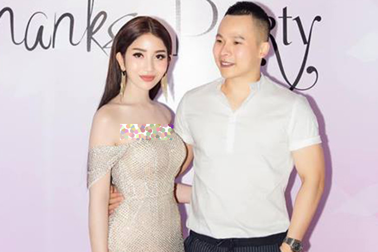 Cô khá thân thiết với Khắc Tiệp trước khi cả hai chia sẻ hình ảnh cùng nhau đi du lịch tại Thái Lan.