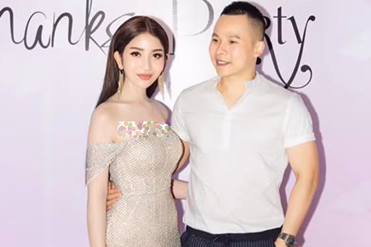 Cô khá thân thiết với Khắc Tiệp trước khi cả hai chia sẻ hình ảnh cùng nhau đi du lịch tại Thái Lan.