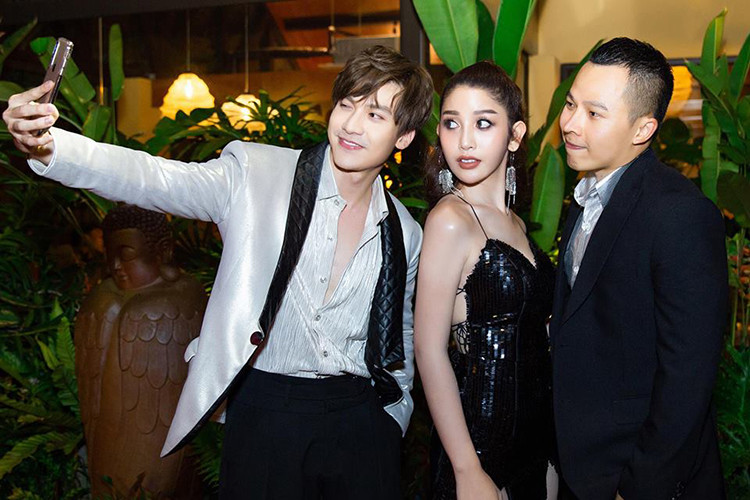 "Ông trùm chân dài" úp mở viết :"Thứ anh đang cần... trao cho anh, trao cho anh, hãy trao đi mà" khi đăng tải khoảnh khắc bên cô gái lạ mặt này.