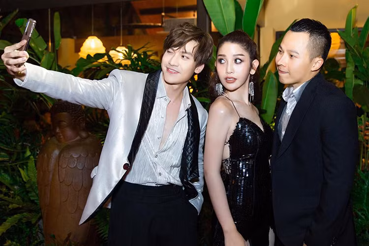 "Ông trùm chân dài" úp mở viết :"Thứ anh đang cần... trao cho anh, trao cho anh, hãy trao đi mà" khi đăng tải khoảnh khắc bên cô gái lạ mặt này.